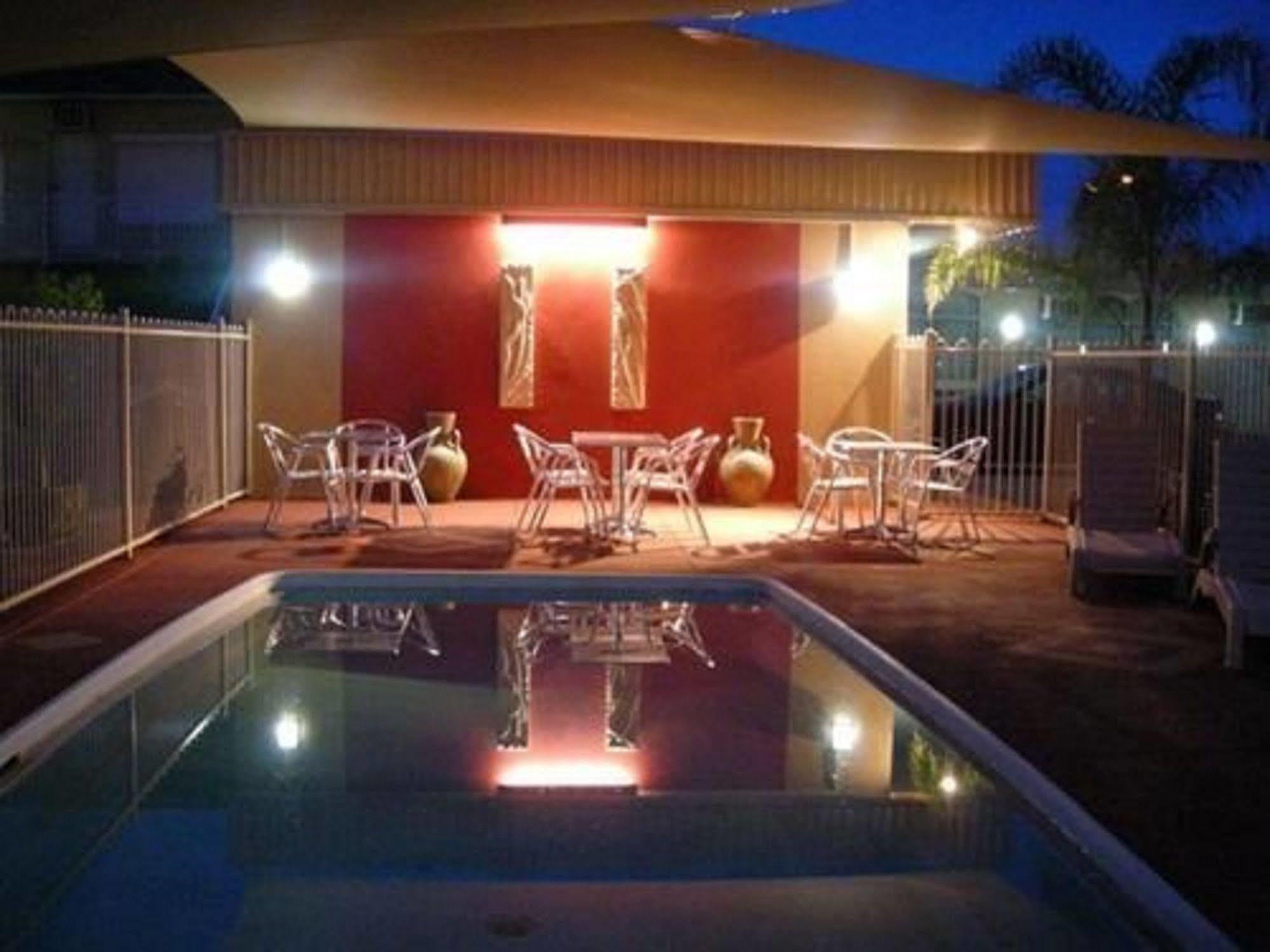 ברוקן היל Desert Sand Motor Inn מראה חיצוני תמונה