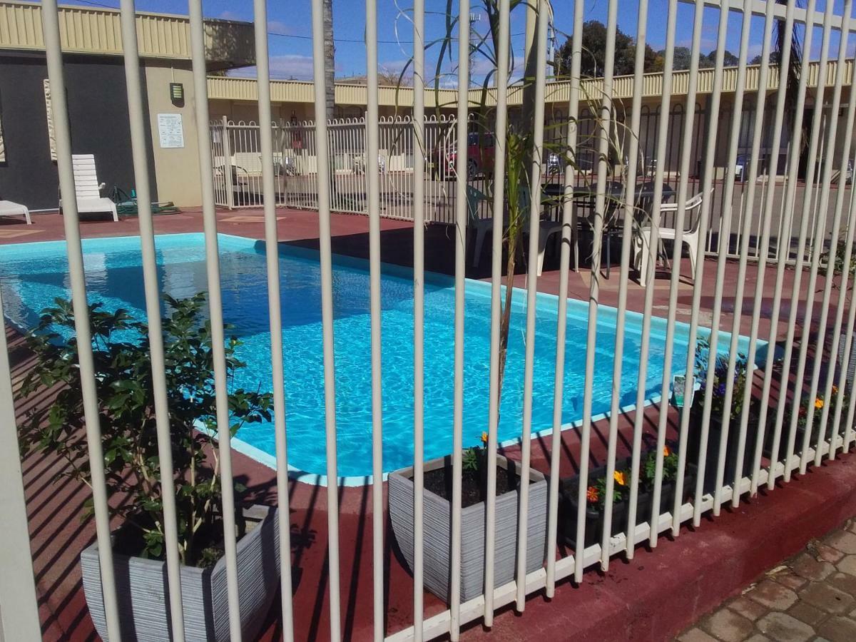 ברוקן היל Desert Sand Motor Inn מראה חיצוני תמונה