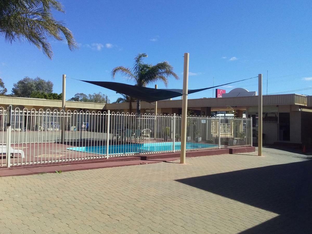 ברוקן היל Desert Sand Motor Inn מראה חיצוני תמונה