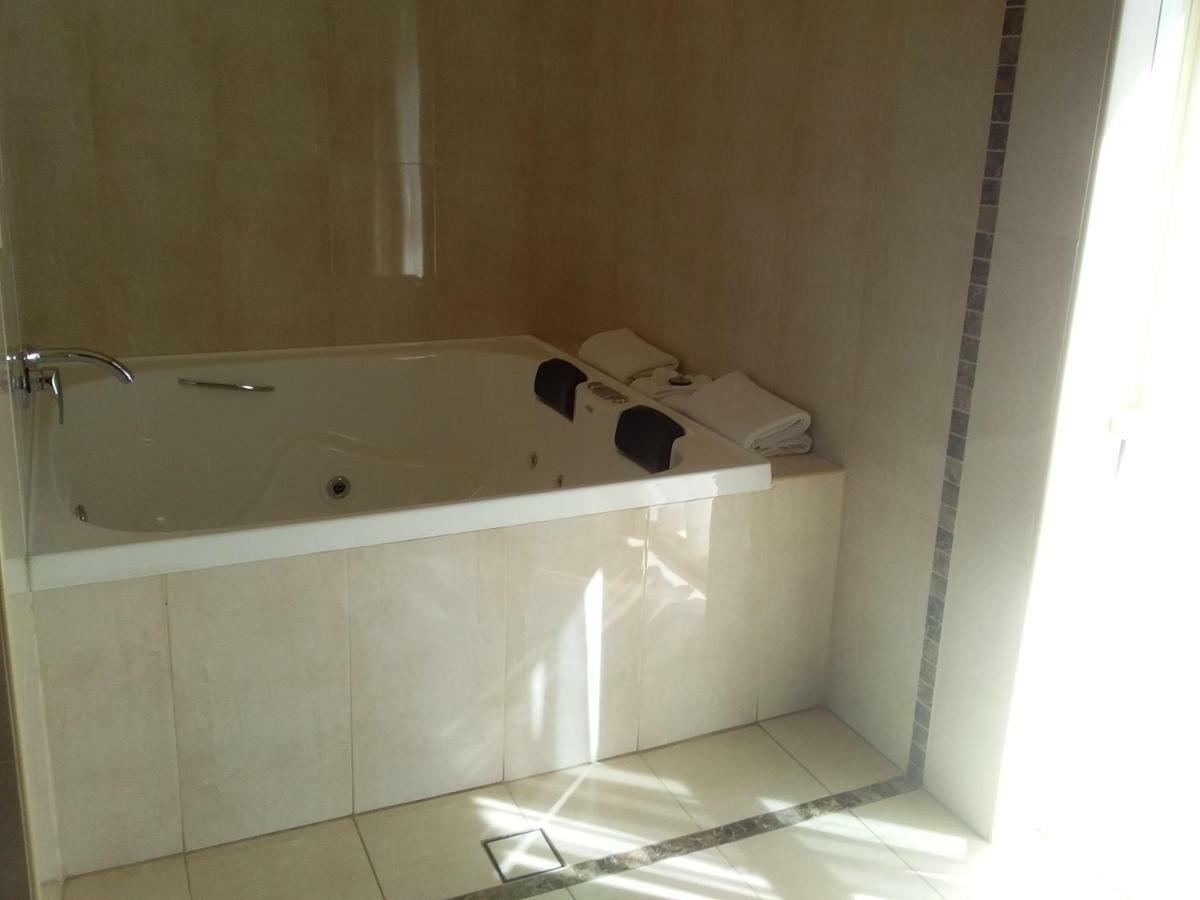ברוקן היל Desert Sand Motor Inn מראה חיצוני תמונה