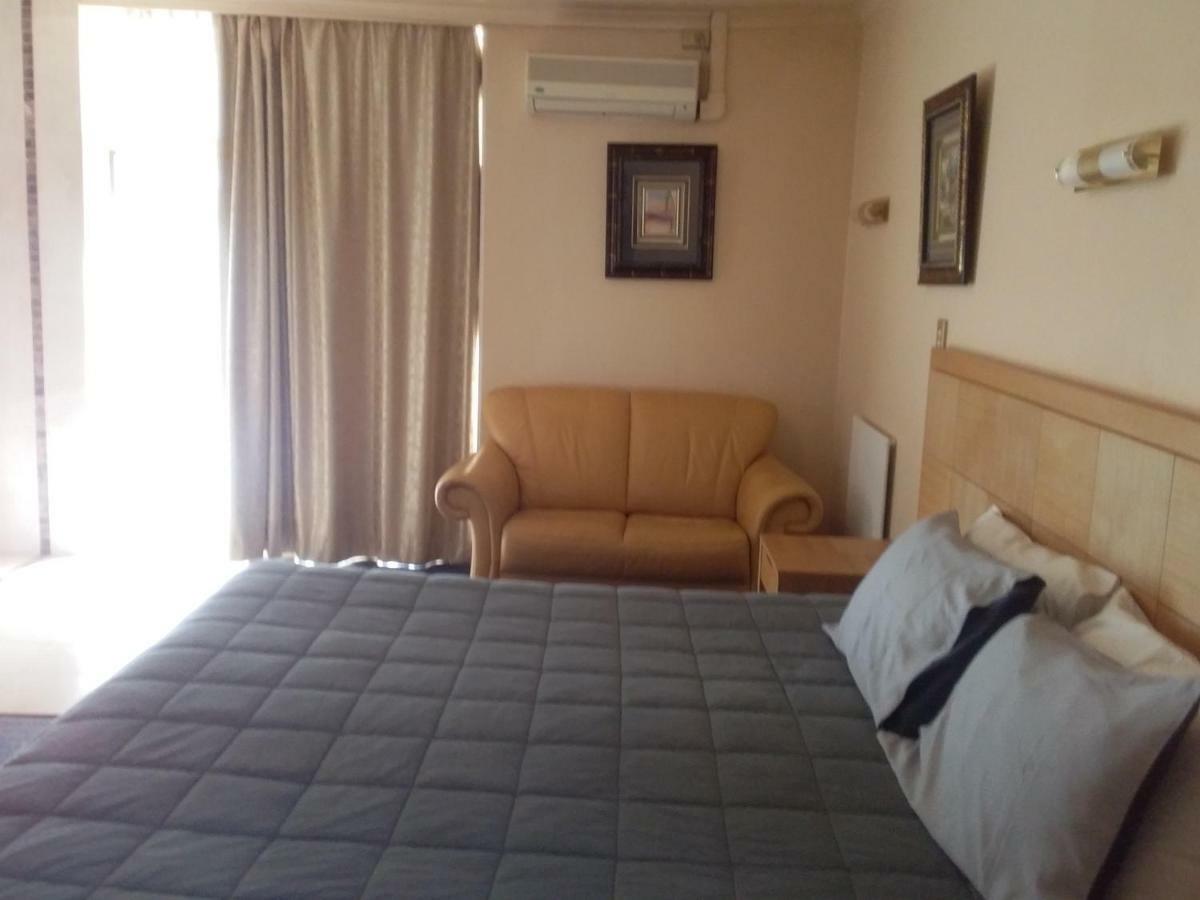 ברוקן היל Desert Sand Motor Inn מראה חיצוני תמונה